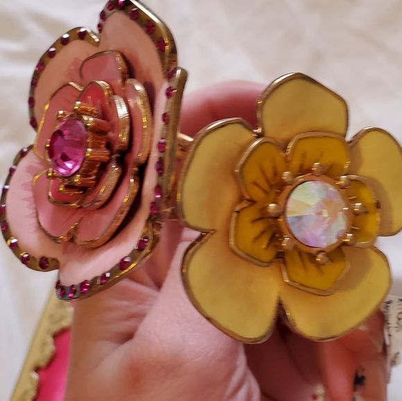 Nwt Betsey Johnson Floral Statement Bangle Bracelet rare! - Picture 2 of 9